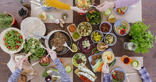 Ein gedeckter Tisch mit nährstoffreichen und vitaminreichen Speisen.
