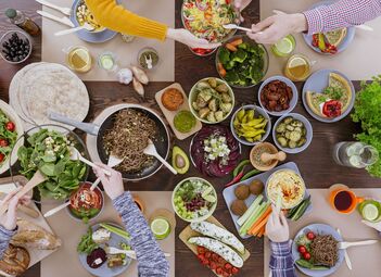 Ein gedeckter Tisch mit nährstoffreichen und vitaminreichen Speisen.